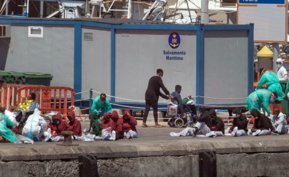 Un bébé voit le jour sur un bateau de migrants africains au large des Canaries