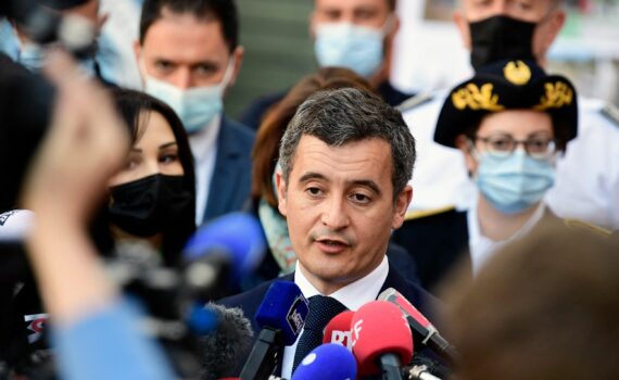 La France compte entre « 600.000 à 700.000 » sans-papiers, selon le ministre de l’intérieur, Gérald Darmanin