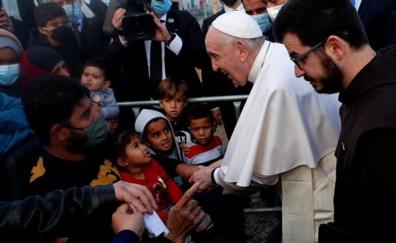 Le pape François au chevet des migrants de l’île grecque de Lesbos