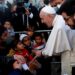 Le pape François au chevet des migrants de l’île grecque de Lesbos