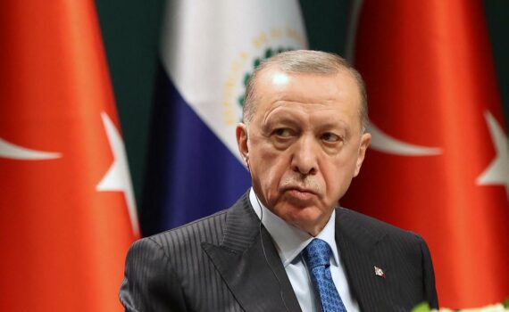 La journaliste turque Sedef Kabas, arrêtée et placée en détention provisoire pour « insulte au président »