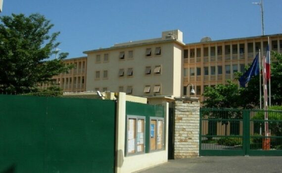 Un administrateur réseau de l’ambassade de France au Sénégal mis en examen à Paris et placé en détention provisoire