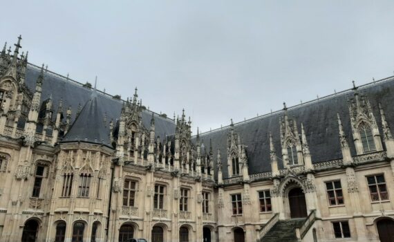 Déjà condamné, il pénètre chez son ex-femme et la frappe : prison ferme pour Souleymane