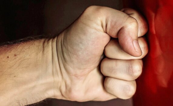 Hame Mangane se plaint, agresse le personnel de la maison d’arrêt et écope de huit mois de prison ferme