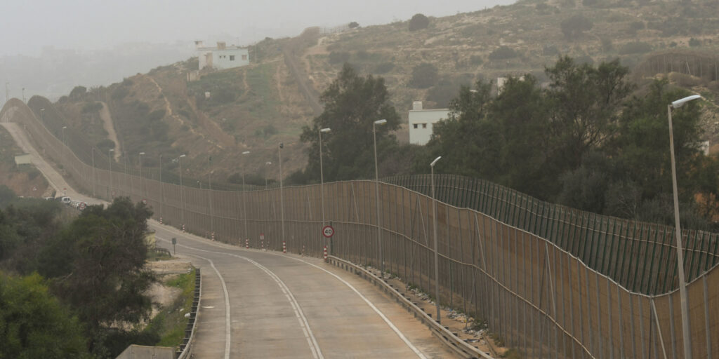 Nouvelle tentative de passage massive de 1200 migrants dans l’enclave espagnole de Melilla