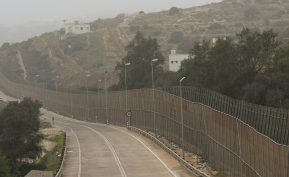 Nouvelle tentative de passage massive de 1200 migrants dans l’enclave espagnole de Melilla