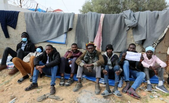 Sit-in de réfugiés africains devant les bureaux du HCR réclamant d’être évacués à Tunis