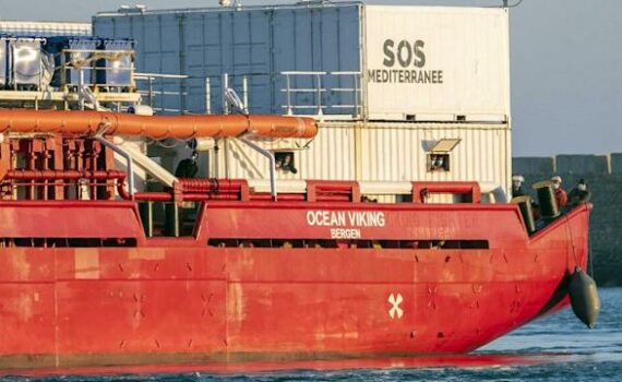 L’Italie attribue finalement le port de Pozzallo à l’Ocean Viking pour débarquer 294 migrants après 10 jours d’errance