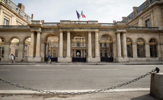 Le Conseil d’État français retoque les textes imposant les démarches en ligne pour les titres de séjour