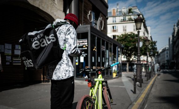 Après les déconnexions massives de 2500 profils chez Uber Eats, 500 livreurs africains manifestent à Paris