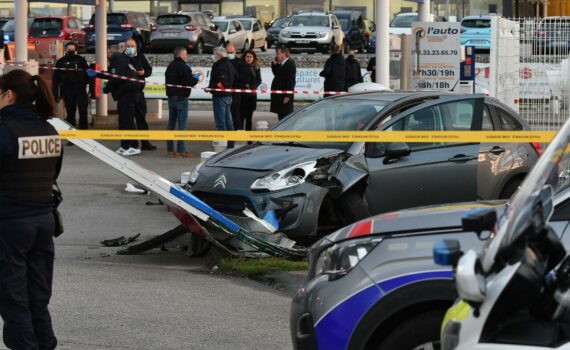 Le sénégalais qui avait agressé au katana les policiers cherbourgeois reste en détention